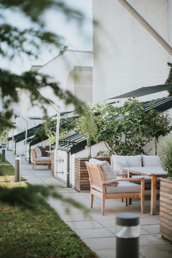 Parks 73 The Townhouse Hotel Wina Bagian luar foto