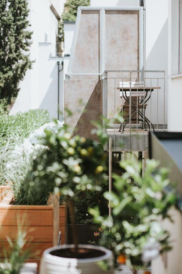 Parks 73 The Townhouse Hotel Wina Bagian luar foto