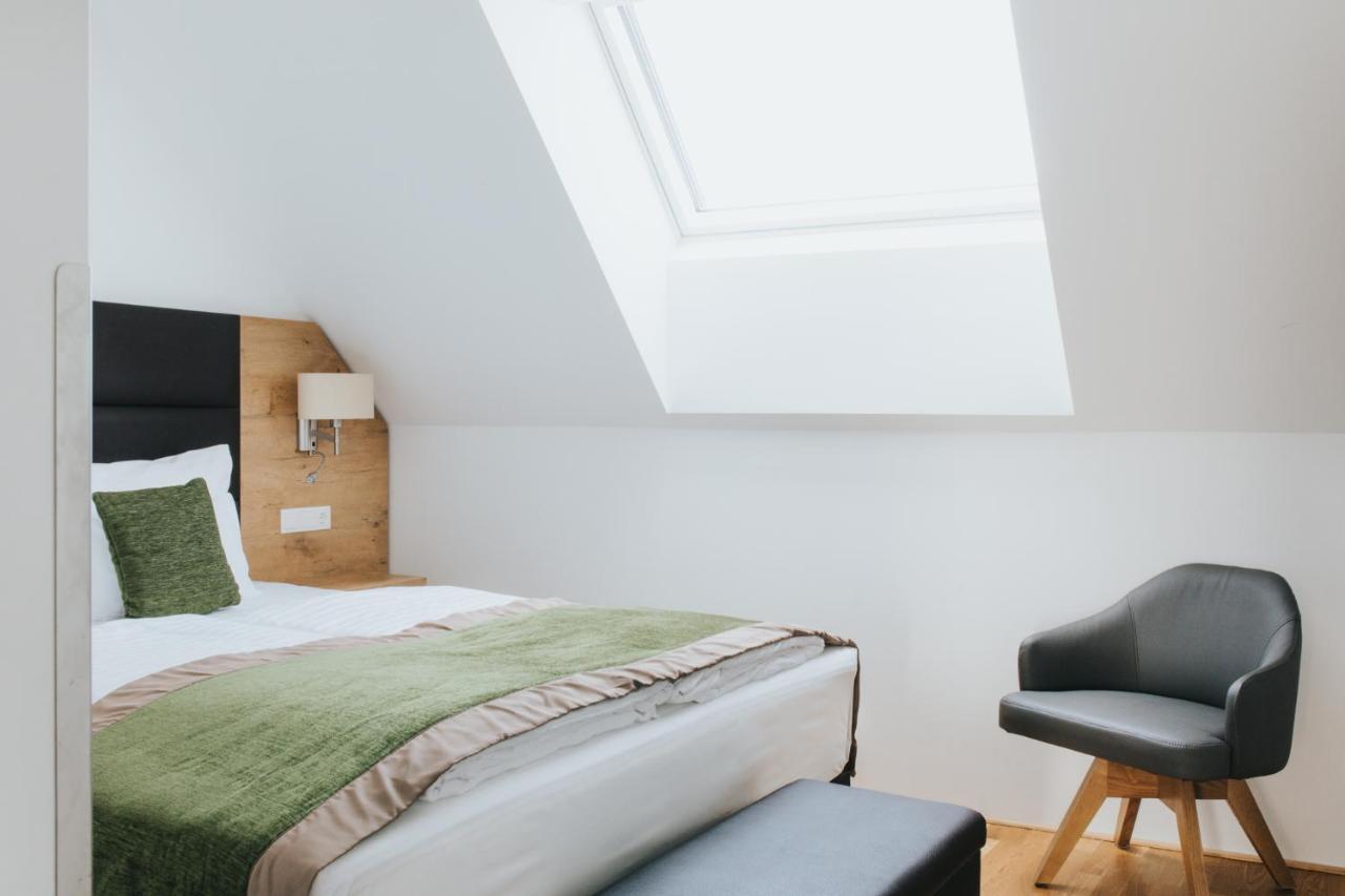 Parks 73 The Townhouse Hotel Wina Bagian luar foto