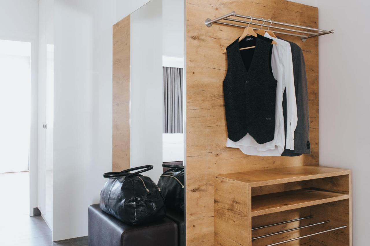 Parks 73 The Townhouse Hotel Wina Bagian luar foto