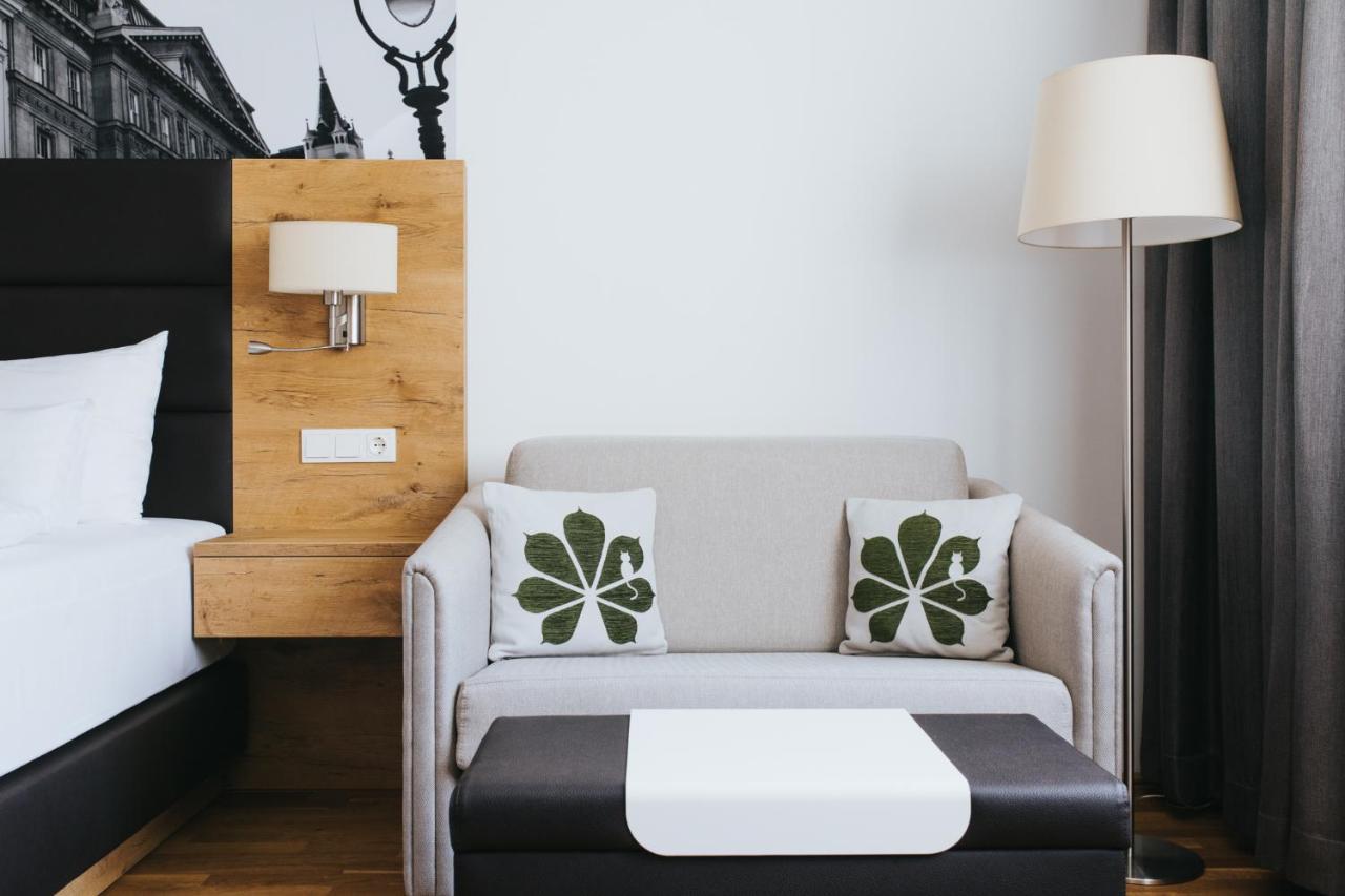 Parks 73 The Townhouse Hotel Wina Bagian luar foto