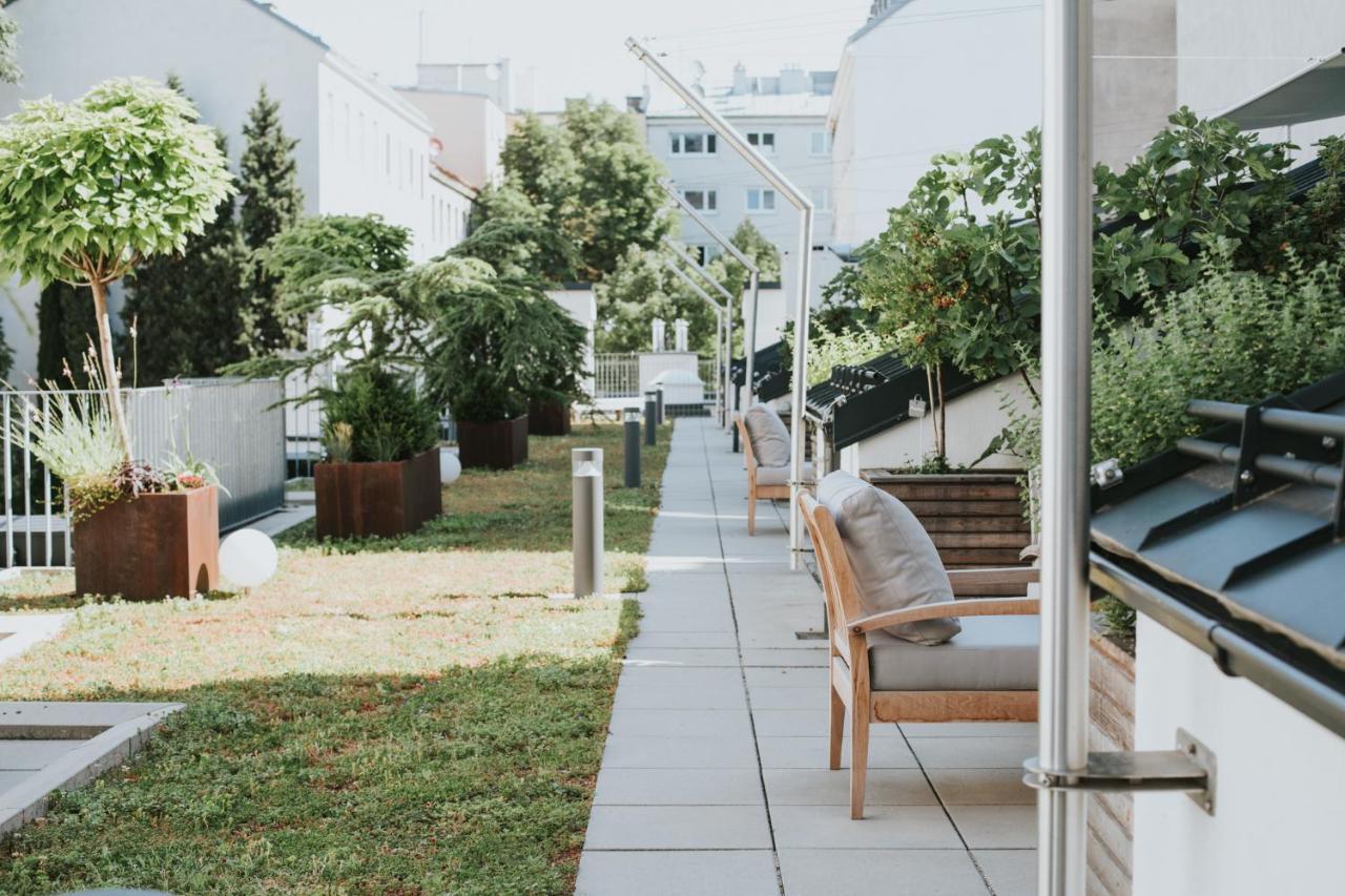 Parks 73 The Townhouse Hotel Wina Bagian luar foto