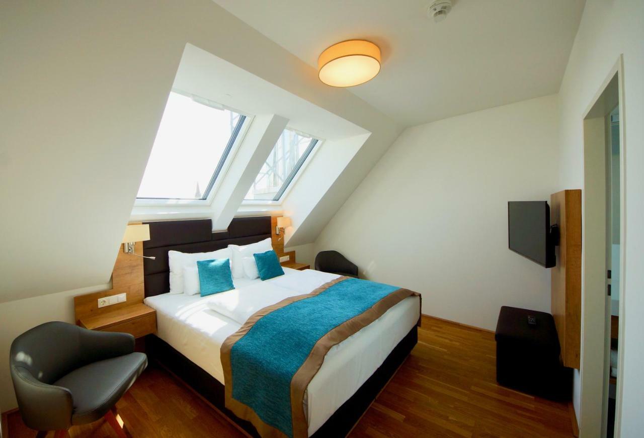 Parks 73 The Townhouse Hotel Wina Bagian luar foto